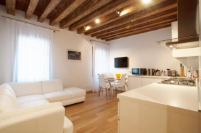 Отель The Lion's House APT2  Венеция